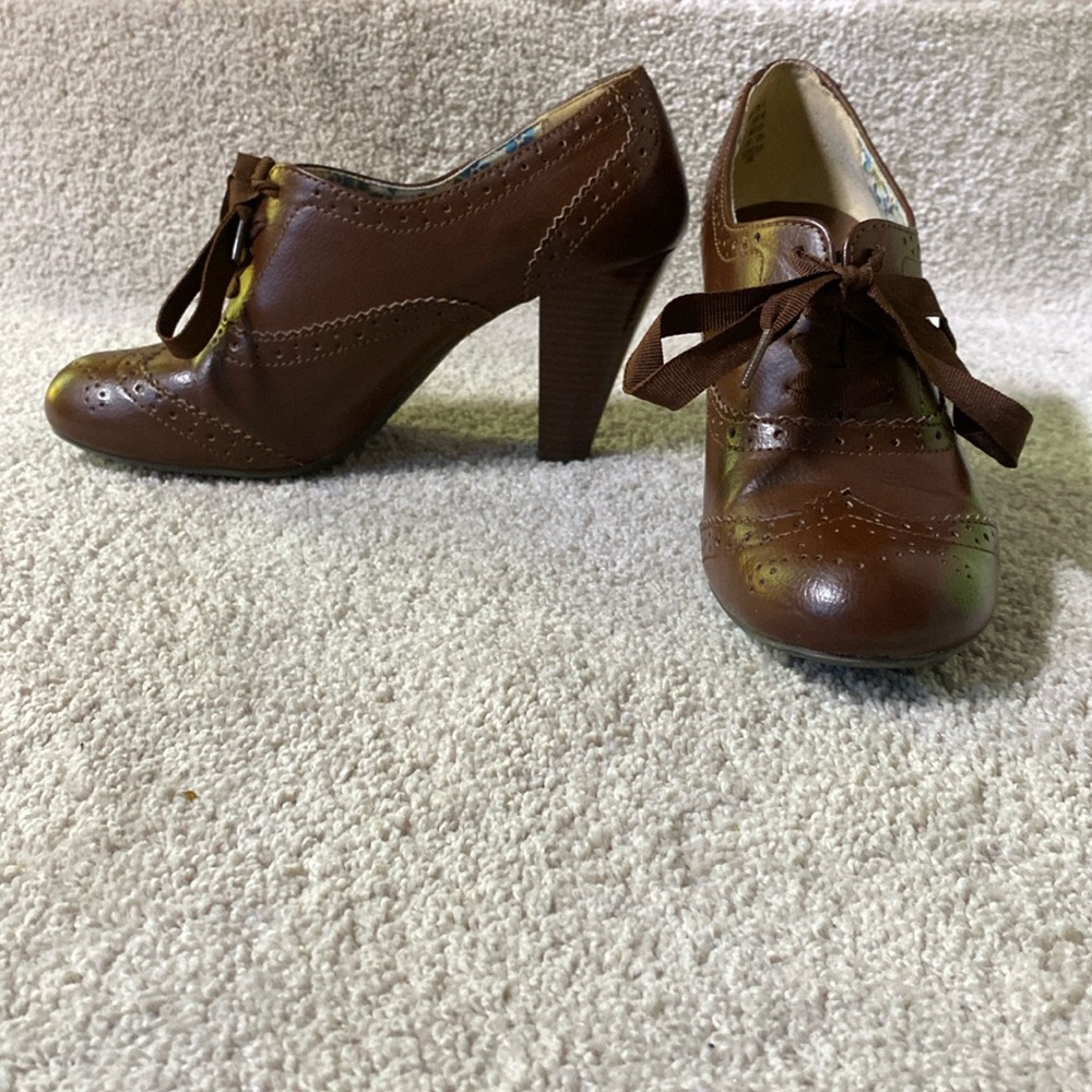 American Eagle Brown Court Vintage Style Boot Heel, Size 8